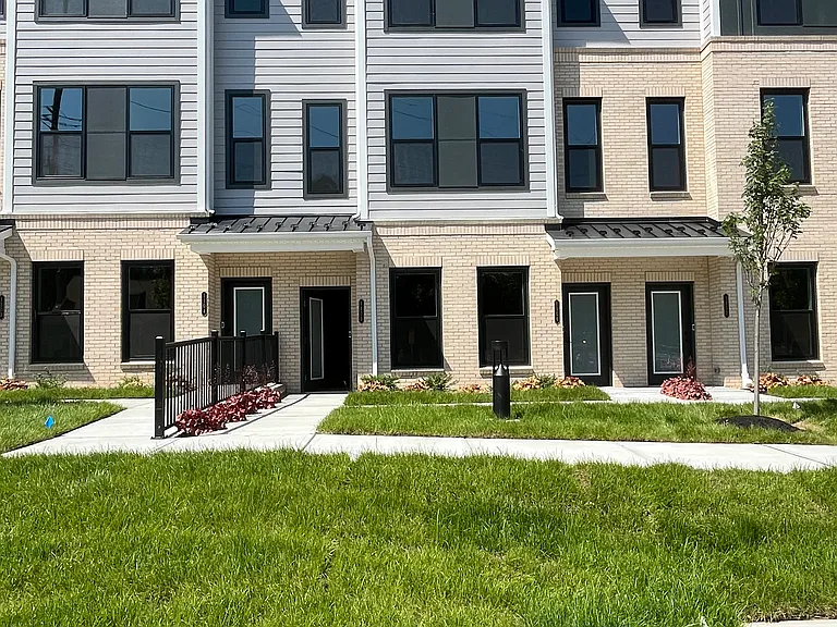 1105 Greenwich Dr — Photo 1