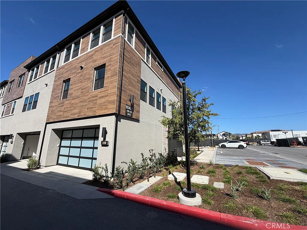 4 bed, 3.5 bath, 2137 sqft, $6,000 — Photo 2