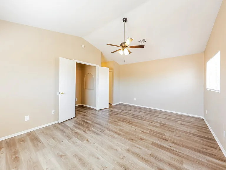 8015 W Laurel Ln — Photo 10