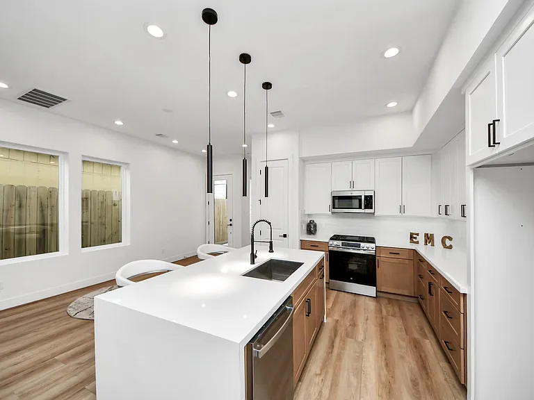 505 Middle St — Photo 8