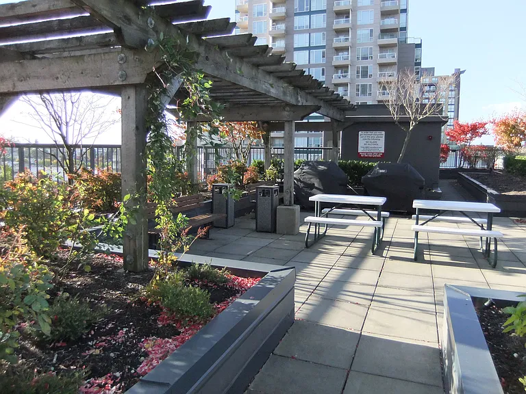 3528 Vanness Ave — Photo 53