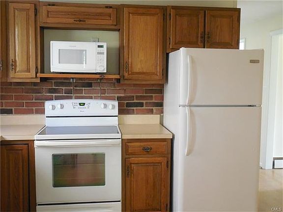 5th image of 40 Applewood Dr