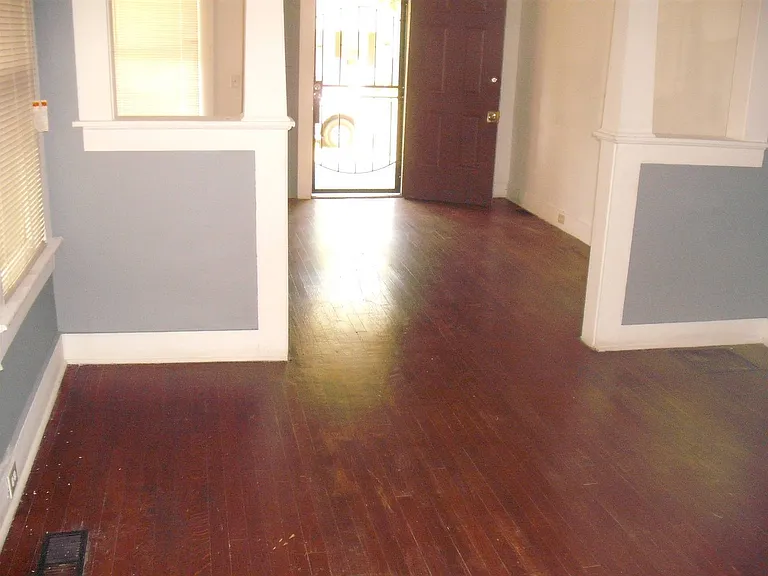 4737 Avenue R — Photo 3