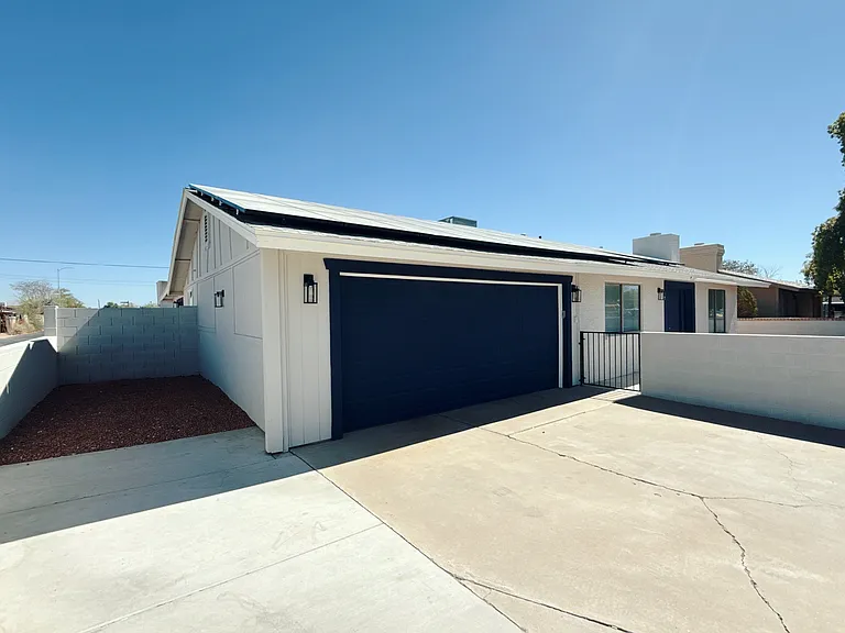 13028 W Greenway Rd — Photo 2