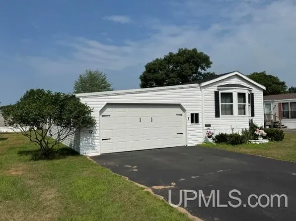 155 29th St, Gladstone, MI 49837