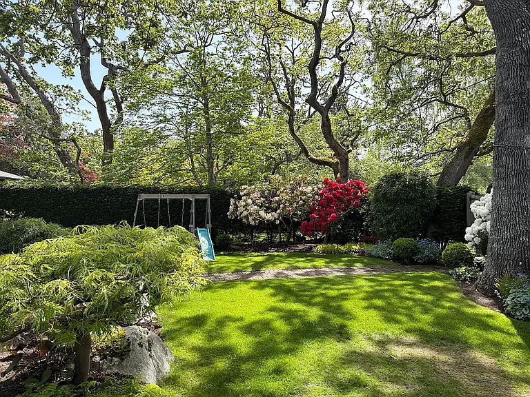 Mature gardens, fully private