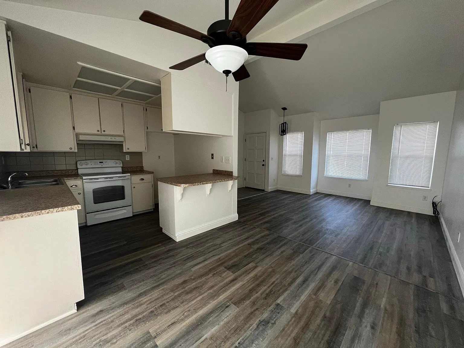 3 bed, 1153 sqft, $2,600 — Photo 3