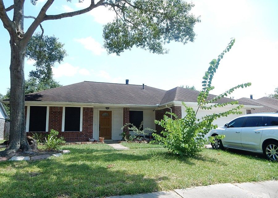 1st image of 15823 Cambridge View Dr