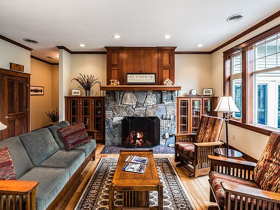 10' ceiling Great Room w/Fpl
