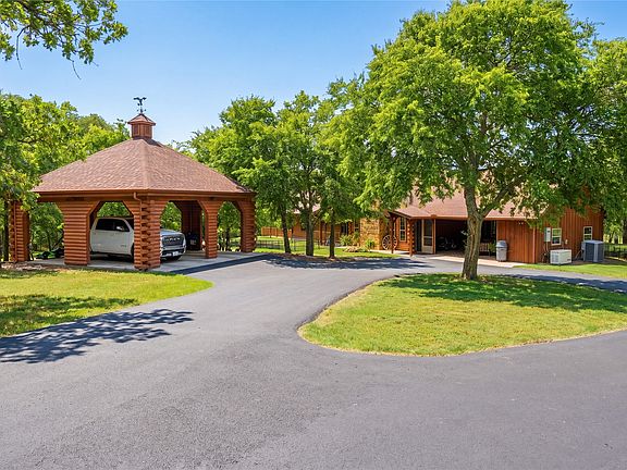 3rd image of 2411 Sweet Springs Rd