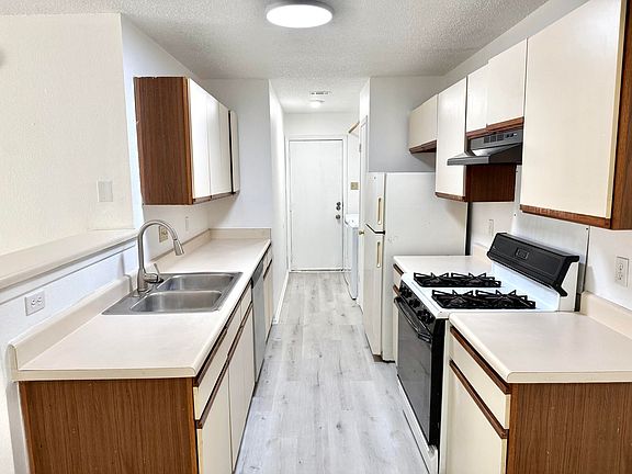 5th image of 403 Country Aire Dr