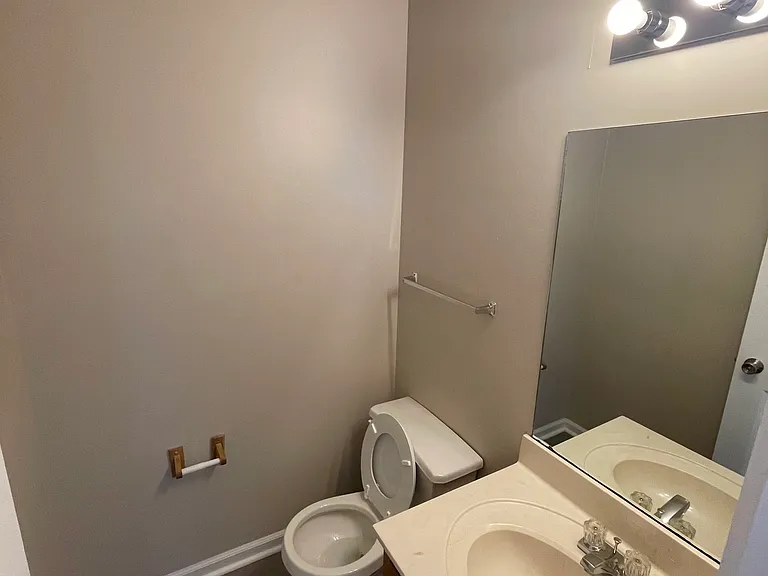 930 Van Buren Ave — Photo 10