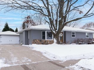 415 Orchard Ln, Little Chute, WI 54140
