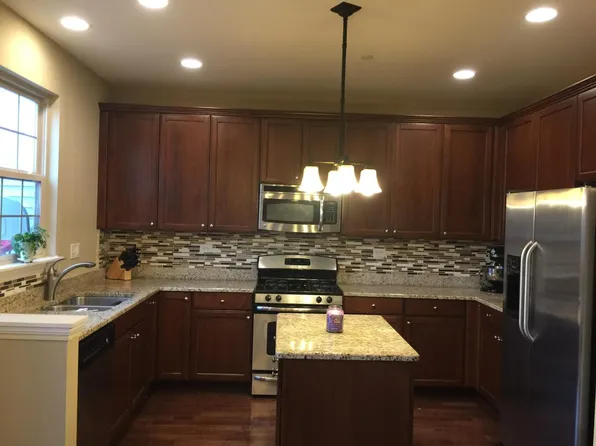 2481 Waterbury Ln, Buffalo Grove, IL 60089