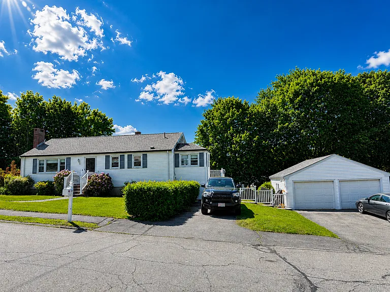 12 Seneca Rd — Photo 2