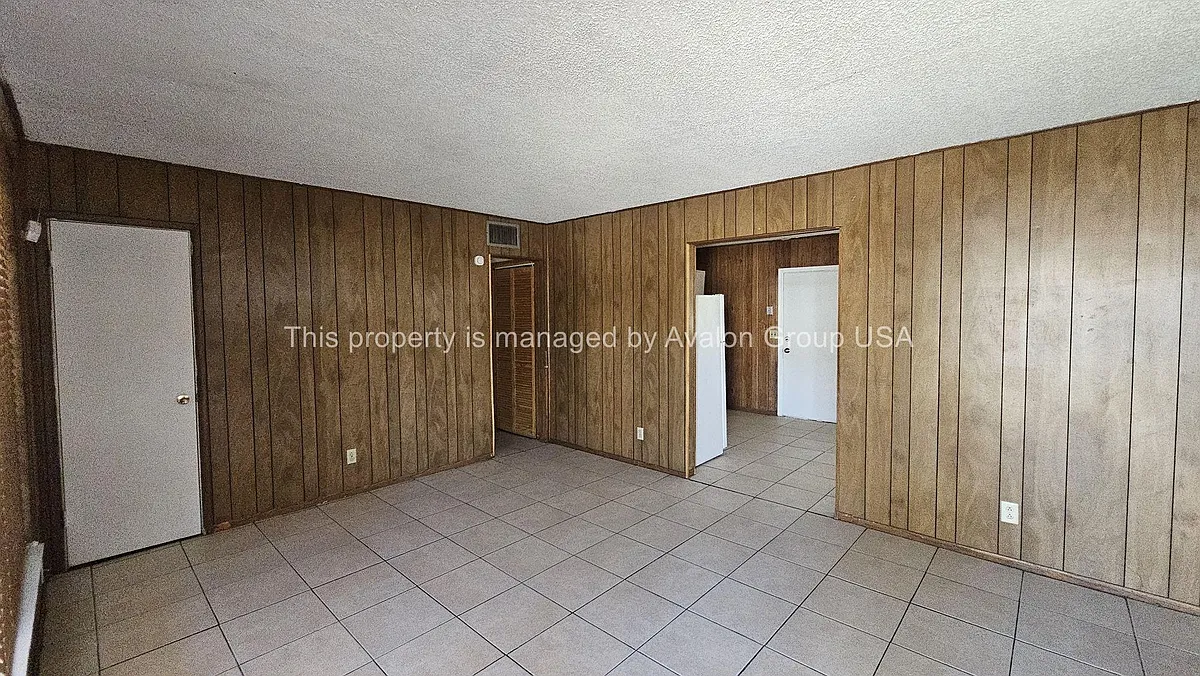 Building Photo - 1560 W 6th St