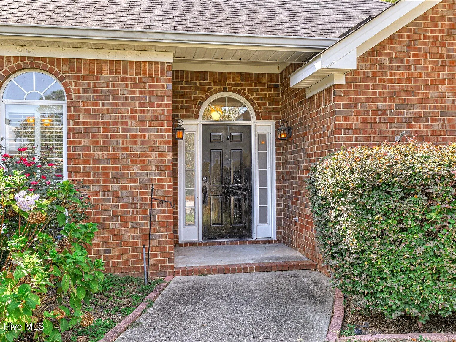 3 bed, 2.0 bath, 1820 sqft, $1,800 — Photo 4