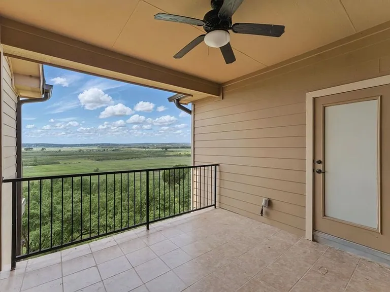976 Parkview Dr — Photo 3