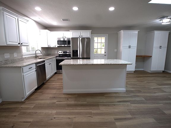Kitchen & Dining