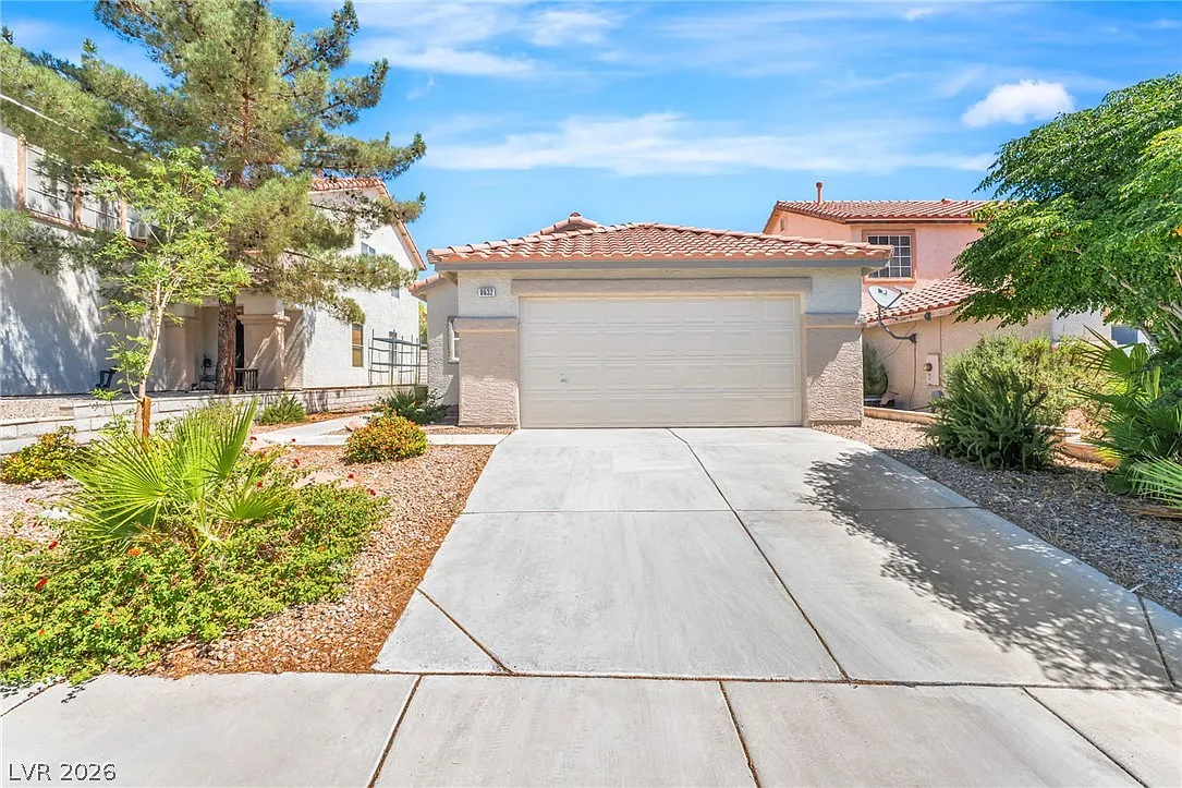 3 bed, 2.0 bath, 1316 sqft, $2,100 — Photo 1