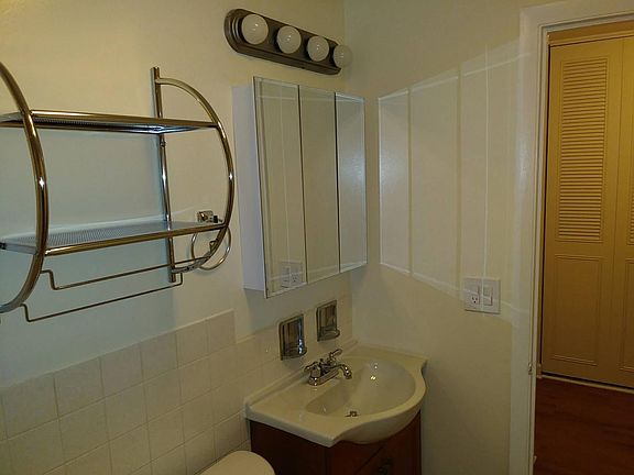 4th image of 1415 W Pratt Blvd APT 105