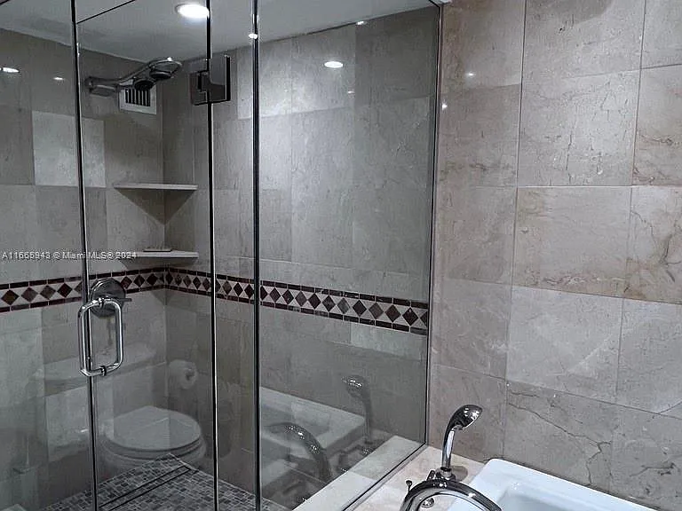 5161 Collins Ave #505 — Photo 25
