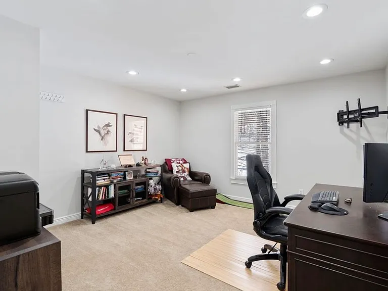 156 N Berwick Ln — Photo 24