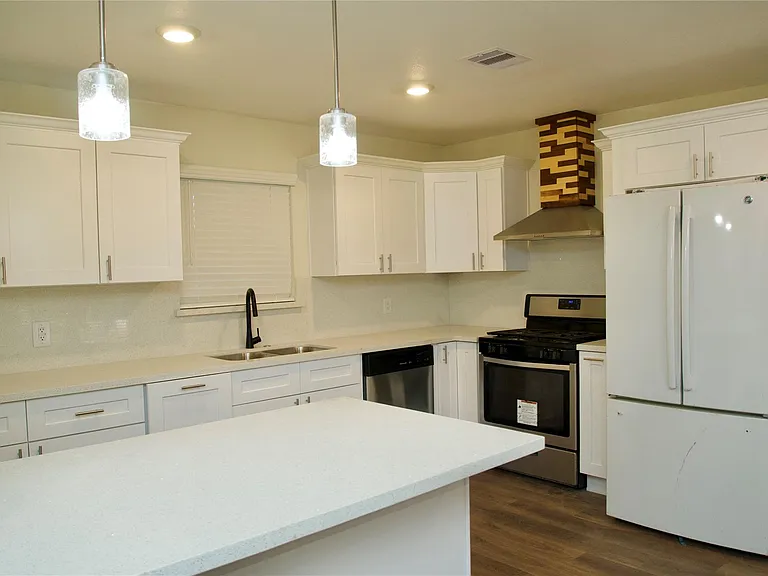 2405 Byron Ave — Photo 4