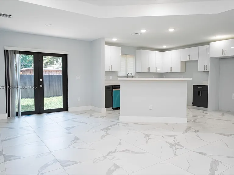 2522 NW 9th Pl — Photo 9