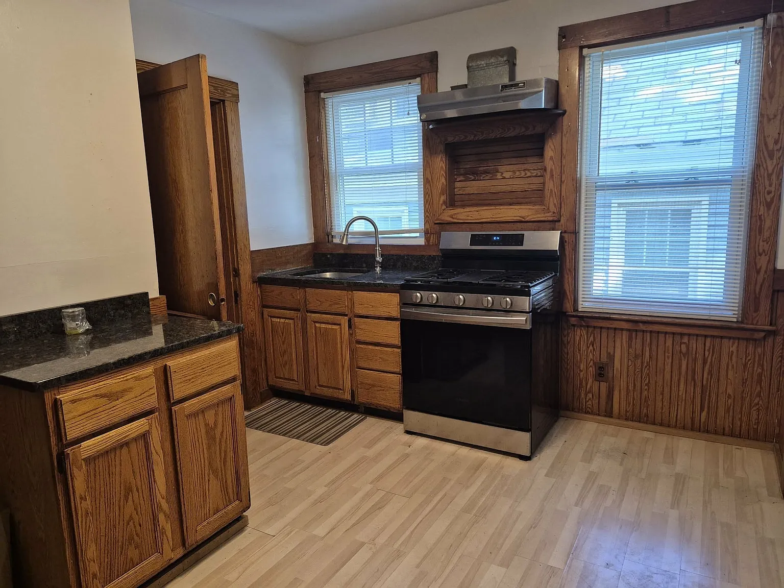 2 bed, 1.0 bath, 970 sqft, $2,600 — Photo 2