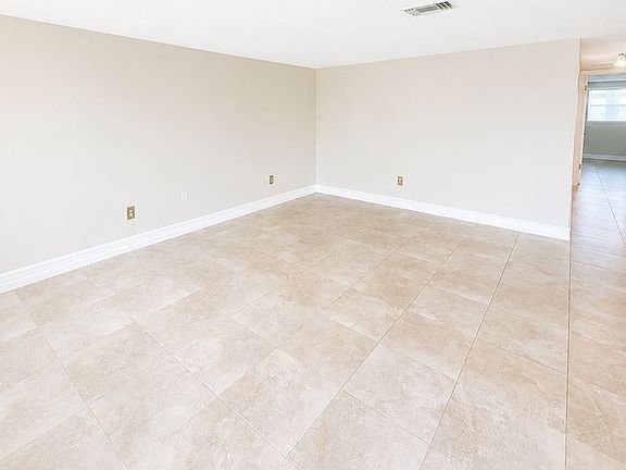 3rd image of 3711 Redwood Dr