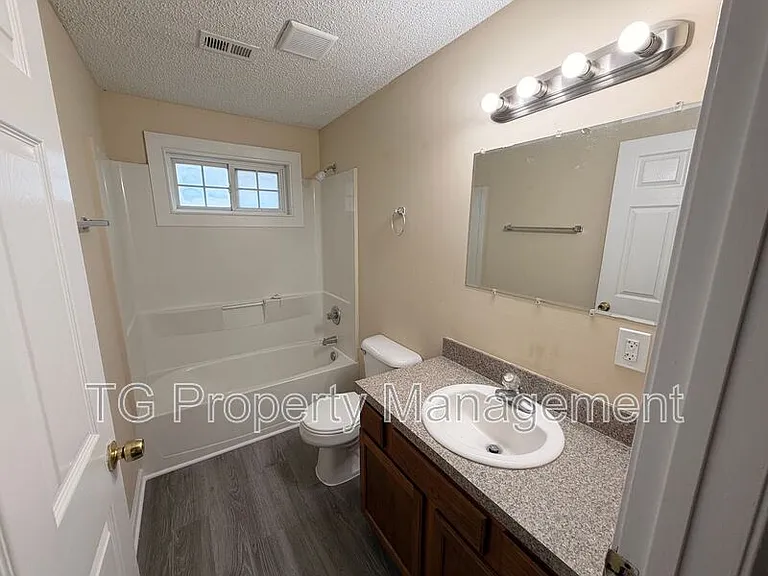 747 Broxton St — Photo 8