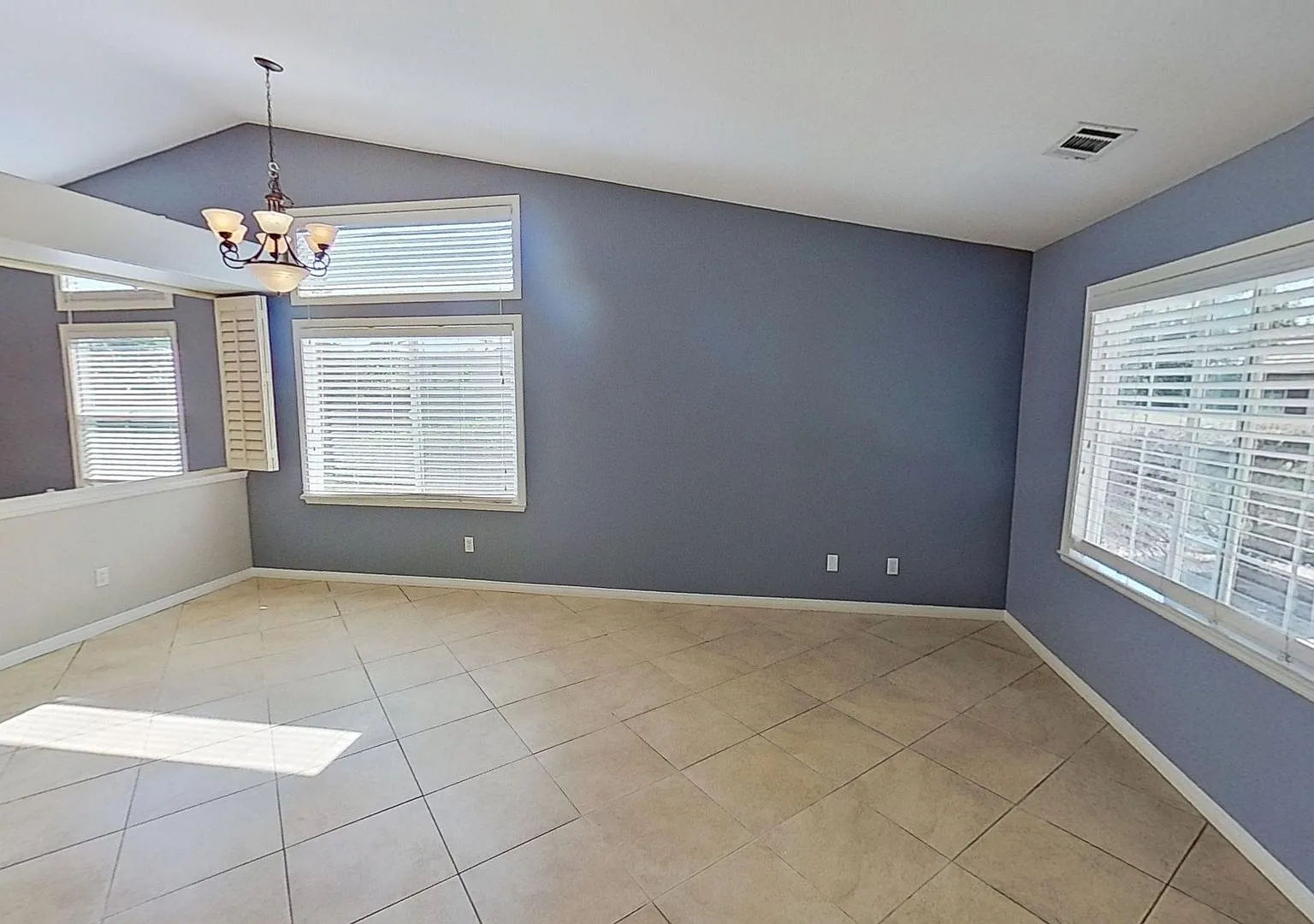 Spacious & Bright 4 Bed / 3 Bath House Available Now! — Photo 4