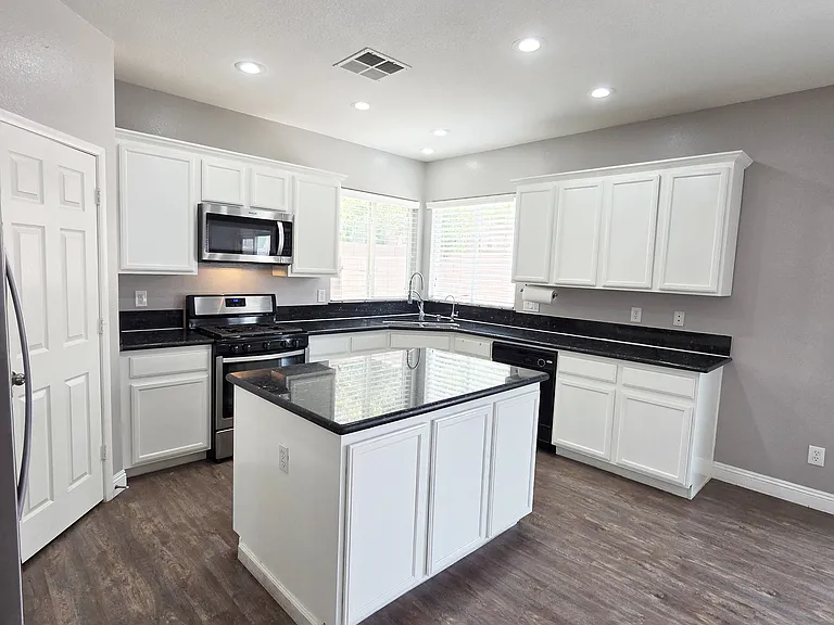9946 Burton Lake Ct — Photo 12
