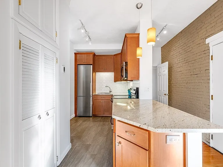 8 Battery St #14 — Photo 3