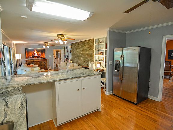 4th image of 2115 Ayers Dr