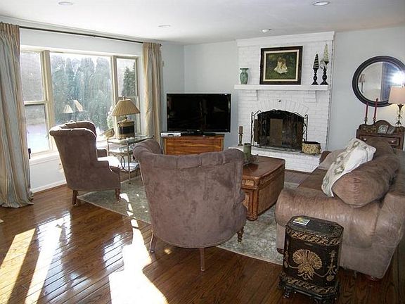 5th image of 725 Myrtle Ave