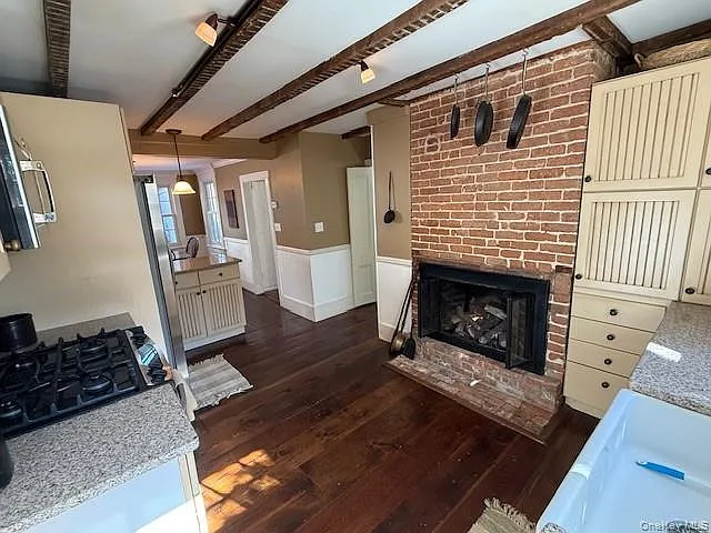 225 Christian Ave — Photo 11