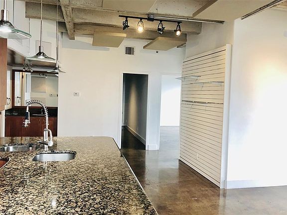 5th image of 2016 Main St APT 1822