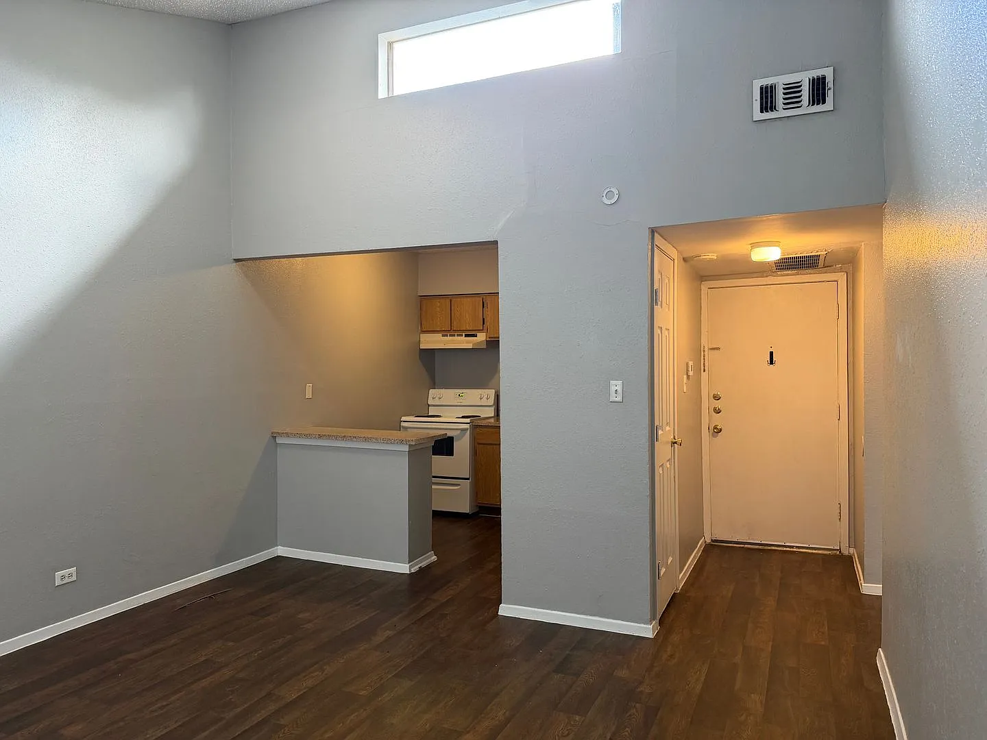 Spacious One Bedroom — Photo 2