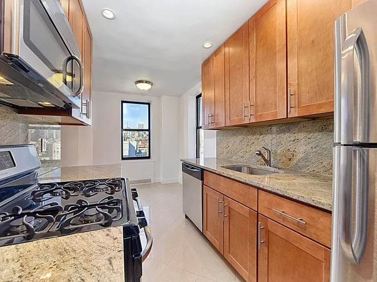 161 W 16th St #19G — Photo 2