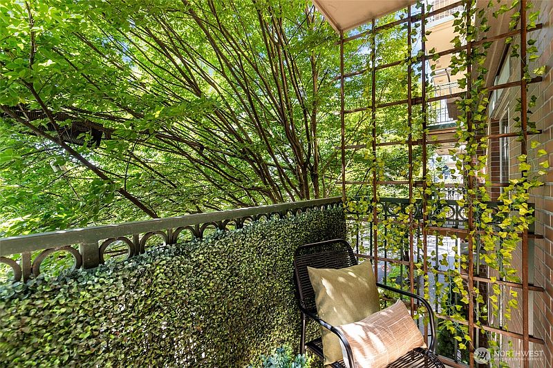 5th image of 700 E Denny Way #206