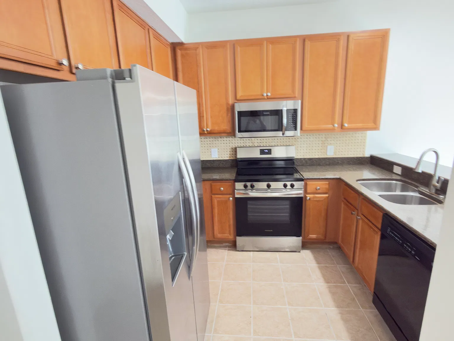 3 bed, 2.5 bath, 1455 sqft, $2,100 — Photo 3