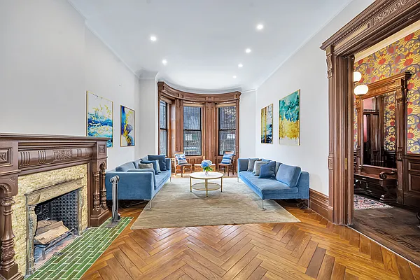 Sold by Compass | media 25