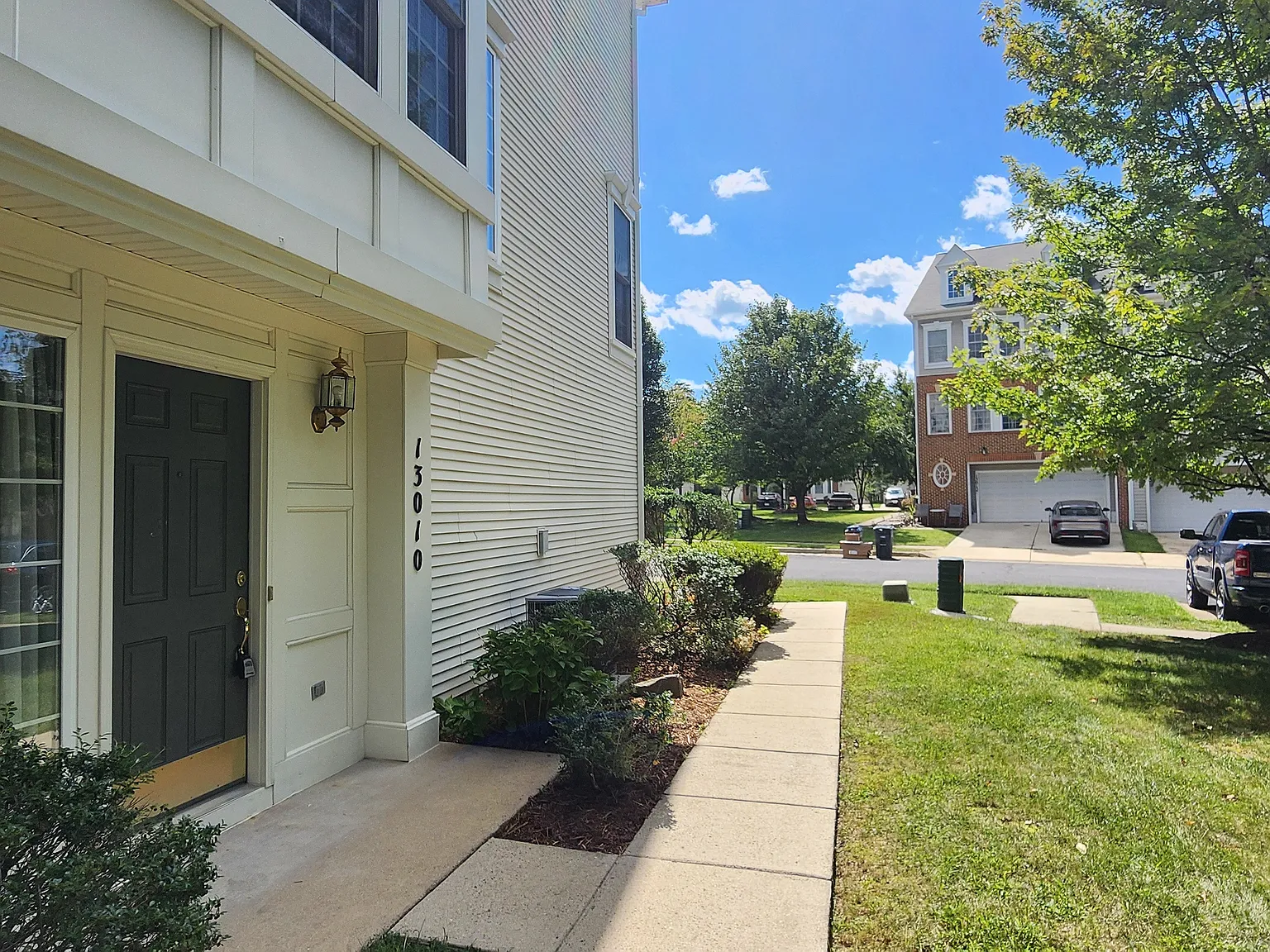 3 bed, 3.5 bath, 2500 sqft, $2,975 — Photo 4