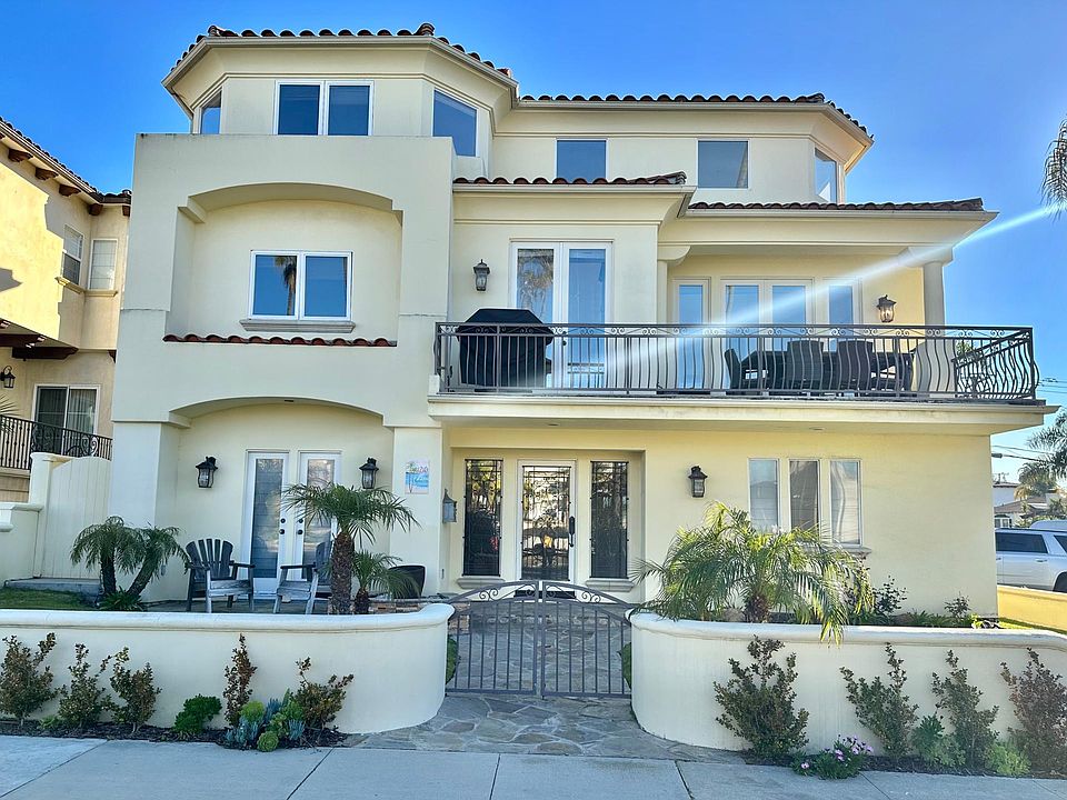 Stunning corner lot bright & spacious beach house