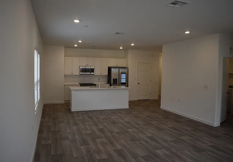 4470 N San Clemente Ave — Photo 8