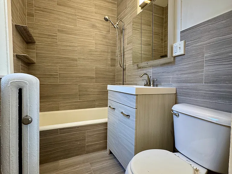 1009 W Oakdale Ave #3 — Photo 4