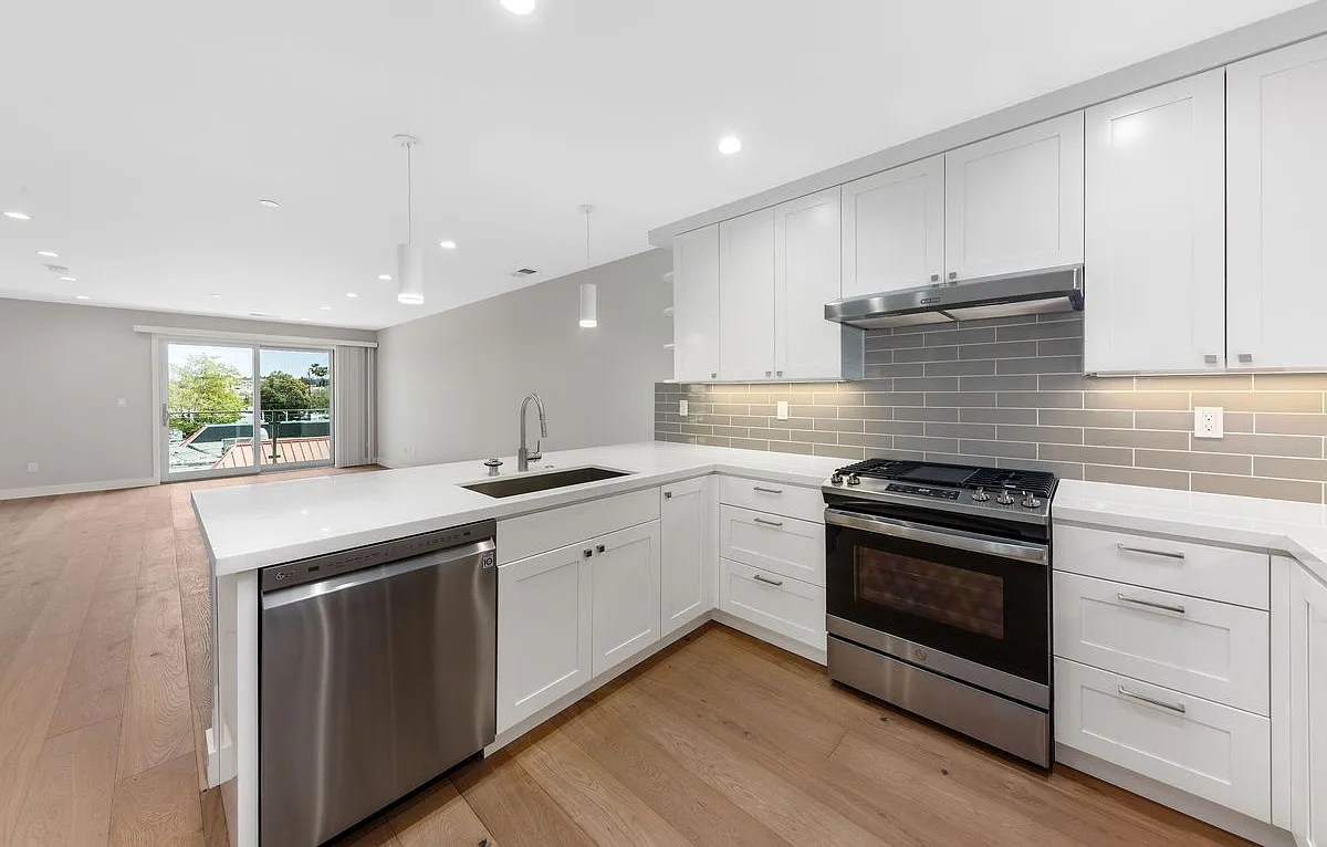 2 bed, 2.0 bath, 1290 sqft, $4,995 — Photo 1