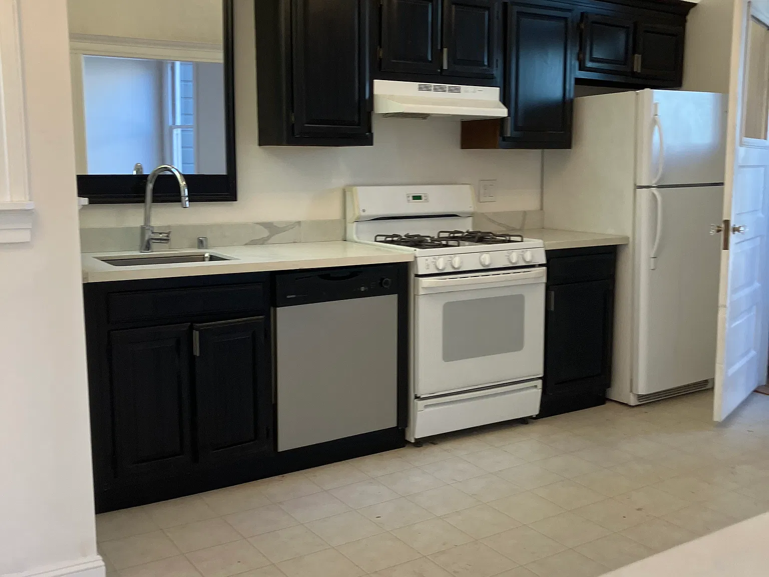 3 bed, 1250 sqft, $6,395 — Photo 4